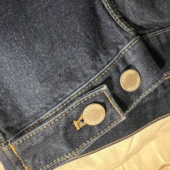 Banana Republic Trucker Denim Jacket/Dark Wash; 4 Pockets. Size Medium - Picture 9 of 10